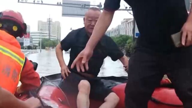 浙江玉环暴雨致道路积水,消防紧急排水转移群众