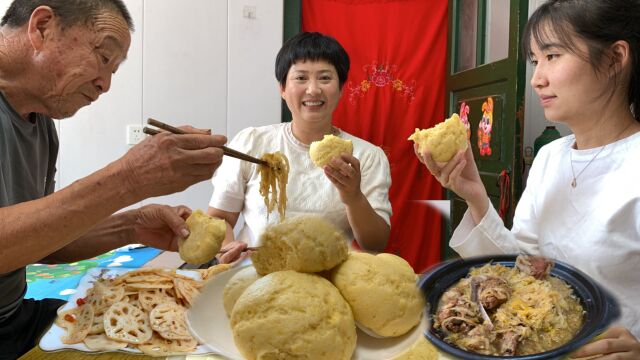 又是丰盛的一餐,3合面馒头,砂锅排骨炖酸菜,2盘小凉菜,吃美了