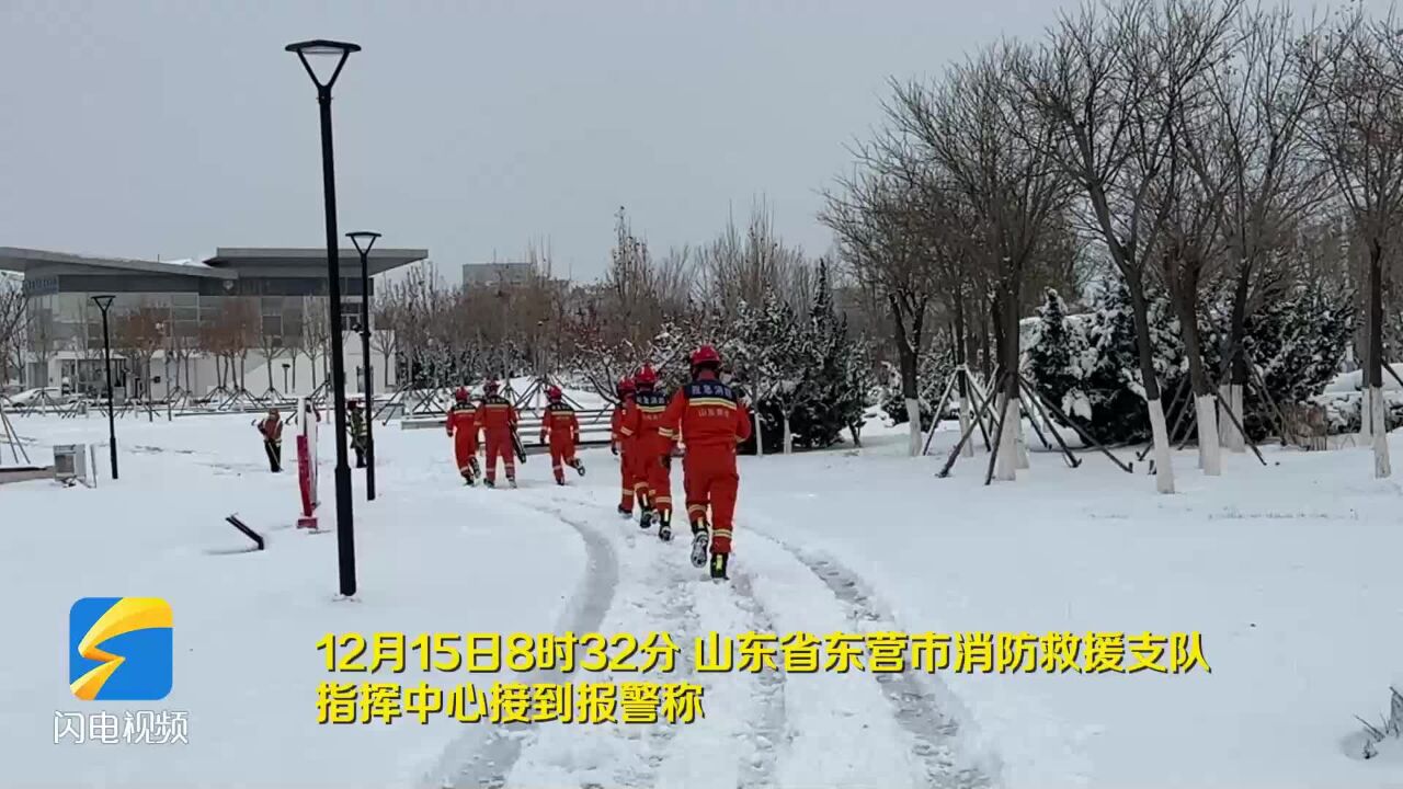 东营市河口区:环卫工人雪天被困 消防员合力将其送医