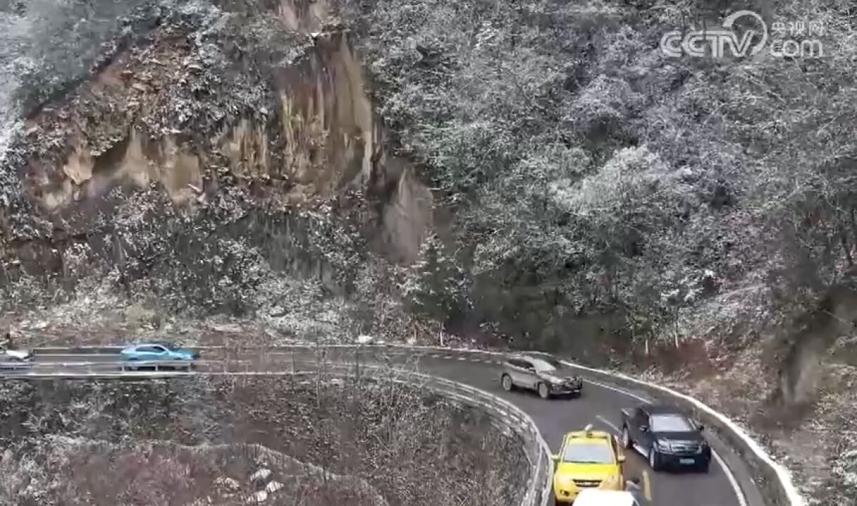 中东部大范围雨雪,重庆城口:降雪致多处道路结冰,部分车辆抛锚