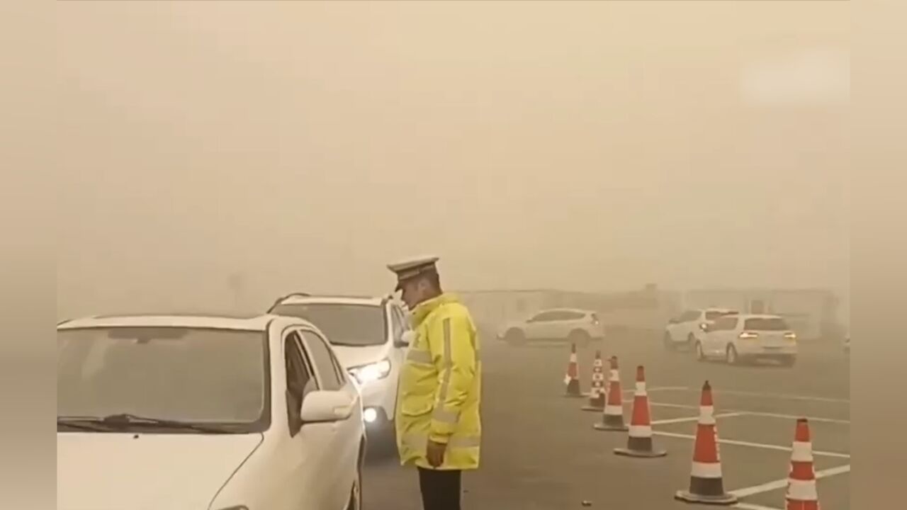 新疆巴州多地出现强沙尘天气,道路能见度骤降