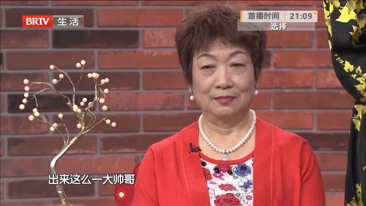 大妈为自己而来,让崔先生也很开心,主动和女士聊天