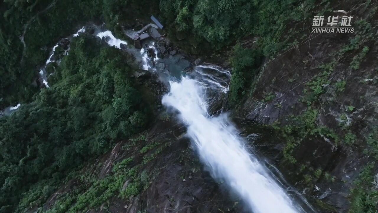 庐山瀑布雨后现李白磅礴诗境