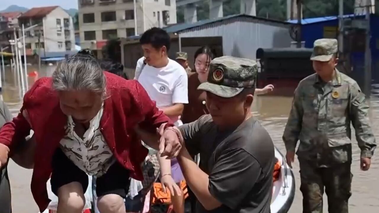 湖南怀化:强降雨引发内涝,民兵紧急转移被困群众