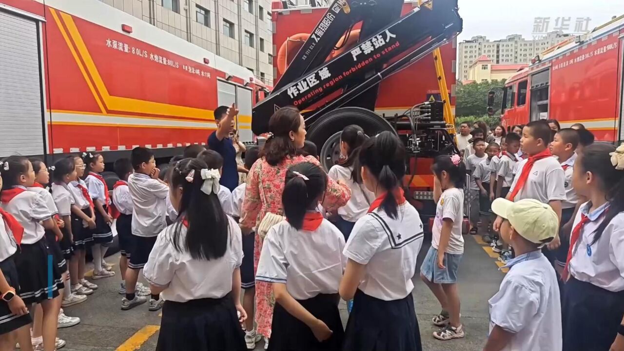 新疆昌吉:中小学生暑期“零距离”体验消防安全