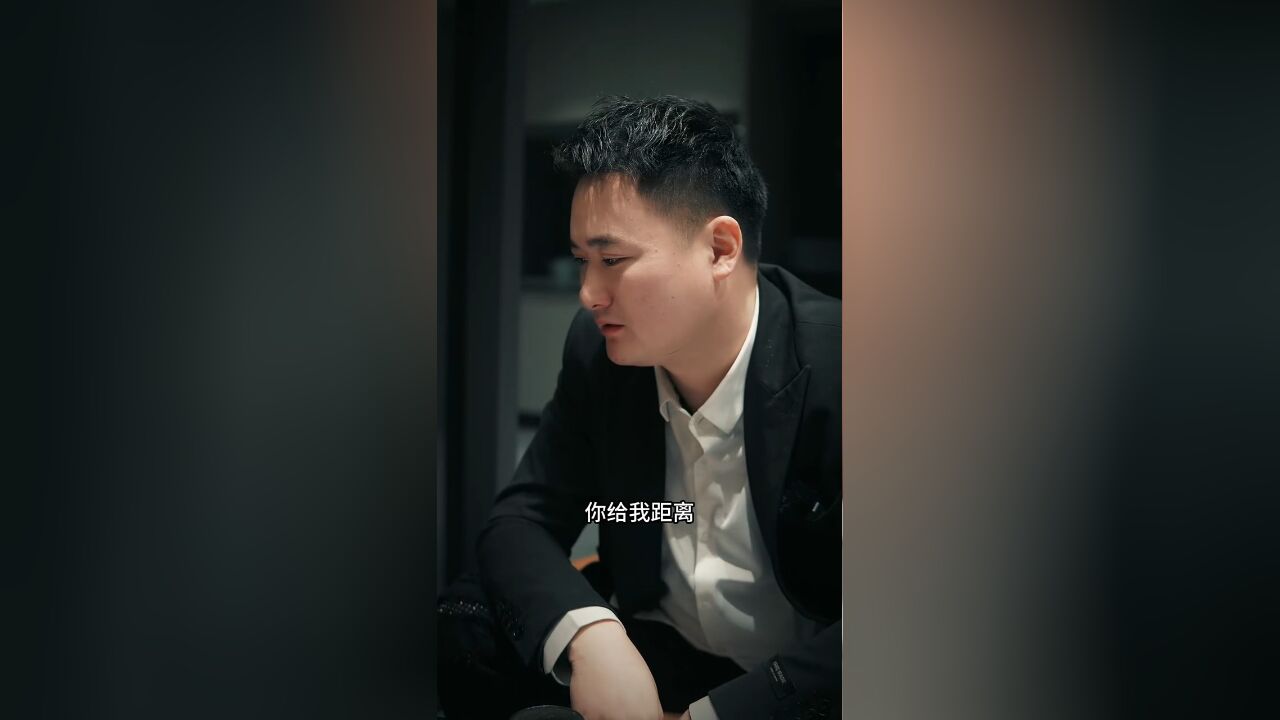 你突然放弃一个人,或一件事,一定是积累了太多的无力和失望,你发现自己的坚持好不值得,于是你,终于,放过了自己