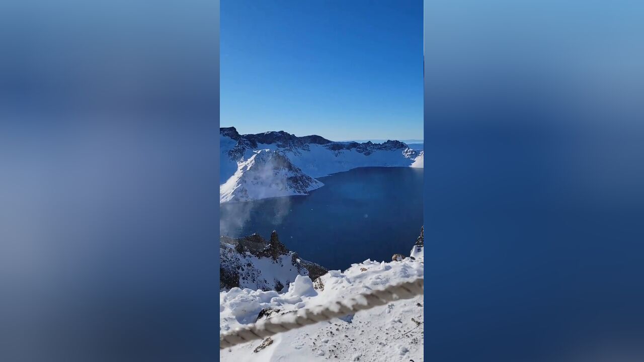 网友展示雪后的长白山天池美景,推开窗一掌拍开雪墙......