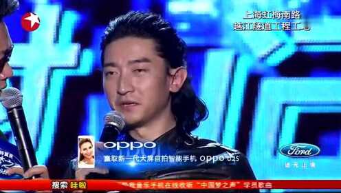 侯磊冒着高温为劳动者献歌