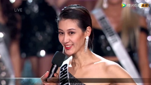 中国小姐最终入选16强 甜笑与主持人热情互动