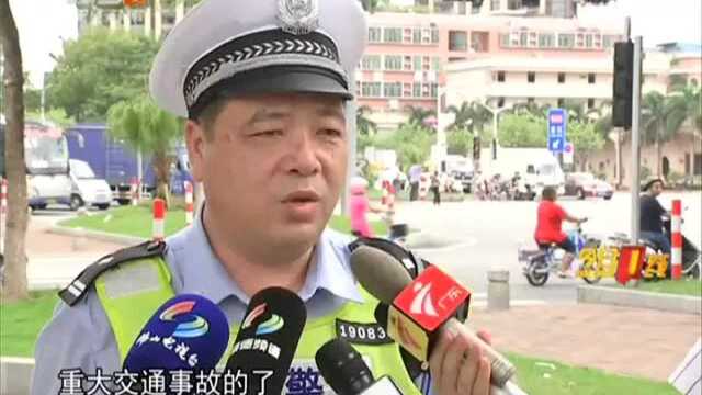 “瞌睡哥”大白天当街睡觉 民警喊都喊不醒