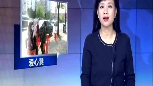 南通:公交站台未设座位 好心经营户买来凳子