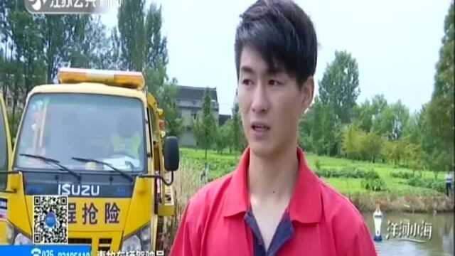 泰州泰兴:拐弯车速过快 跑车“飞”入河中