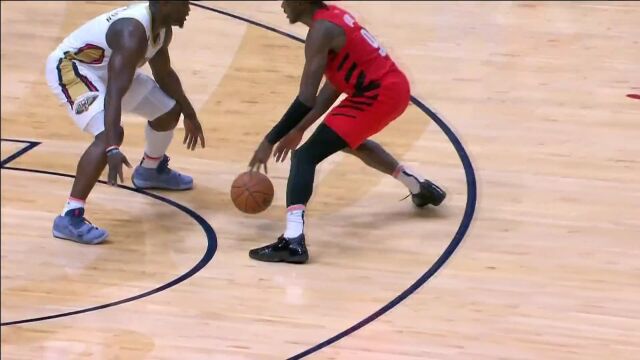 格兰特假动作把锡安晃个趔趄 门户大开起飞暴扣肆意翱翔