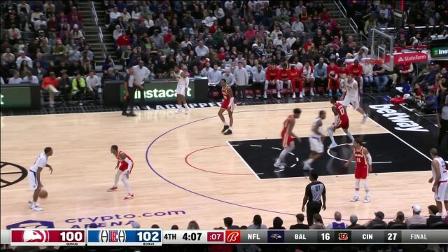 老鹰煽动翅膀连续打出防守反击 组合技拳拳到头扳平比分发