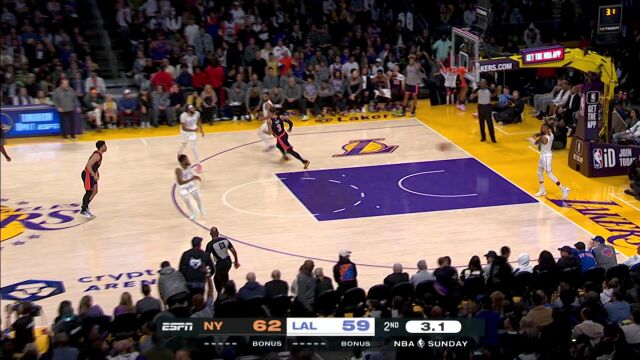 飞吻送给你们！兰德尔半场结束前准压哨三分命中