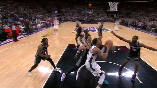 自己有一套破包夹的方式 字母哥篮下强攻打成2+1