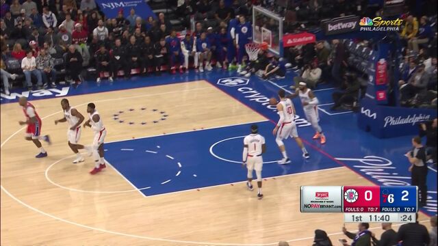 默契的手递手配合！哈登助恩比德中距离拿下全场一血