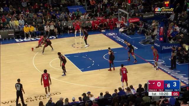 这是什么操作？哈登传球失误竟直接传给拉文