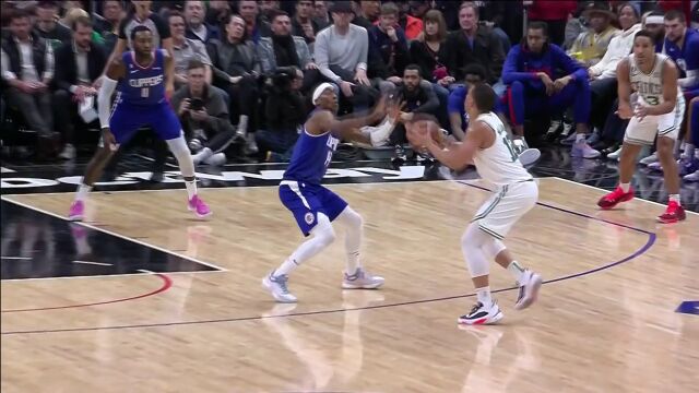 不难的球我都不进 格威神奇高抛打成2+1