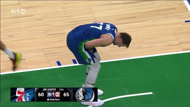 是故意的还是不小心的 梅尔顿上篮狠狠踢中小东契奇