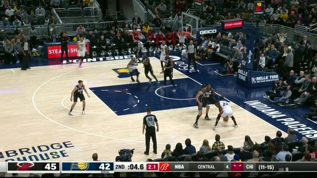 假动作连续试探 巴特勒晃开防守撤步中距离命中