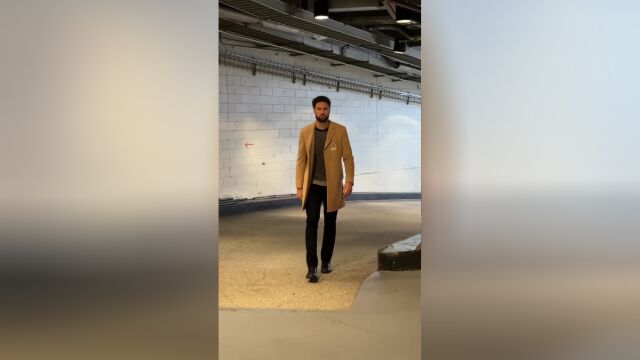 勇士众球员抵达球员通道 汤神西装总裁风格林帅气工装风