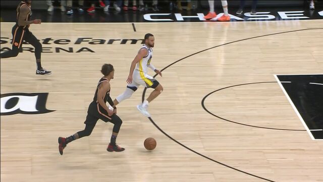 背后甩出妙传 特雷杨从容送出妙传连线萨迪克贝飞身挑篮