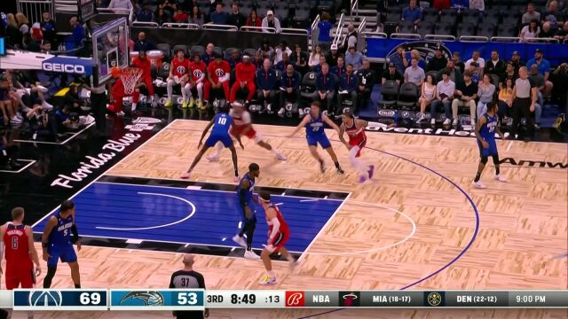 一个转身晃得波尔原地杵！加福德陀螺转身篮下送上重扣