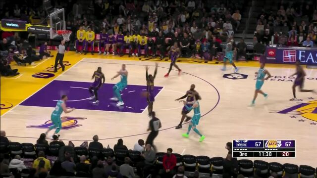 互送失误！海沃德底角空位三分弹板颠进