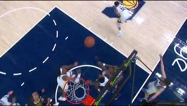 但愿无大碍！库里左肩受伤疼痛难忍返回更衣室