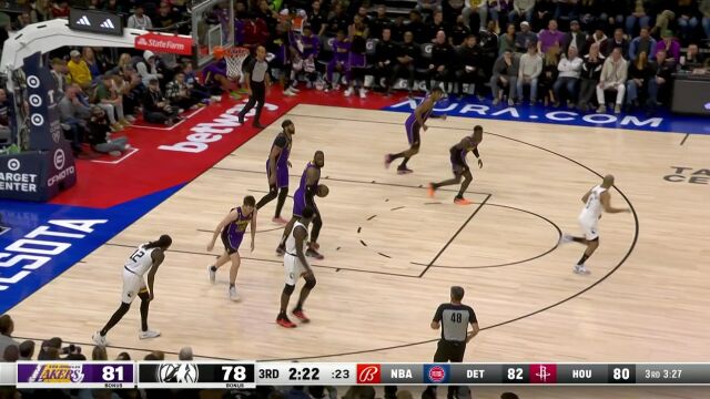 篮下只剩一片空气 里夫斯连线八村垒空接暴扣