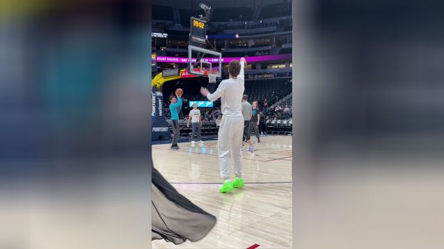 看起来手感不错 三球赛前热身
