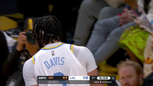 拉塞尔手起刀落延续百分百命中率 浓眉排球血帽彻底打出气势