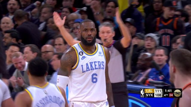 稳定军心的一球！詹姆斯神仙三分一击中的