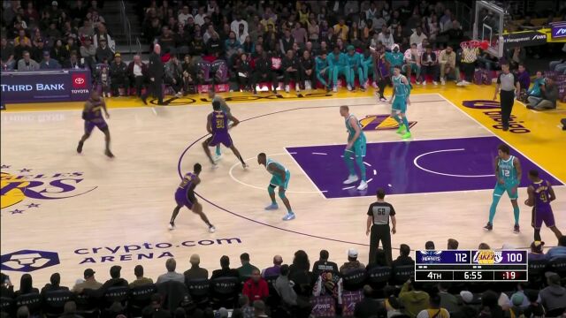 打你个立足不稳！詹姆斯外线拉弓射箭紧咬比分