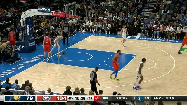 遛的防守团团转！威廉姆斯眼观六路人缝直传助飞维金斯暴扣炸筐