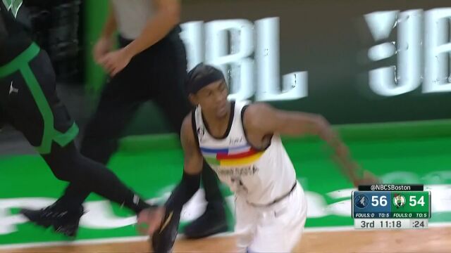 戈贝尔力压众人抢到篮板 麦克丹尼尔斯底角接球三分命中