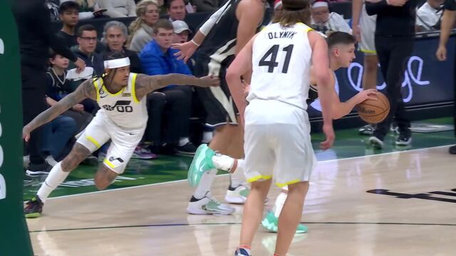 蝴蝶穿花灵动走位 艾伦辗转腾挪抛投命中