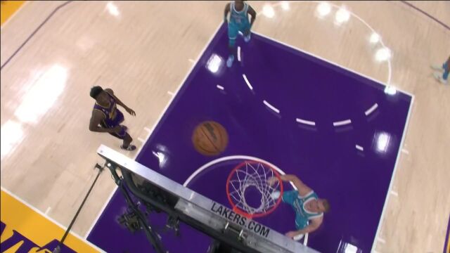 看我弹弹弹！詹姆斯跨场长传沃克底角3+1颠进