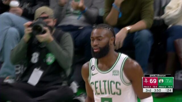 展现无解火力 杰伦布朗接管比赛连续轰下7分