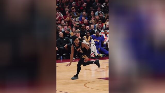 伤害大侮辱性也强！米切尔强吃沃克随即做出“你太矮了”嘲讽动作