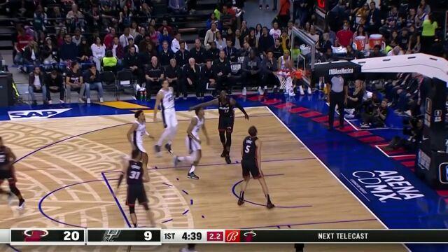 连续传导撕扯防线 约翰逊接球三分甩狙正中靶心