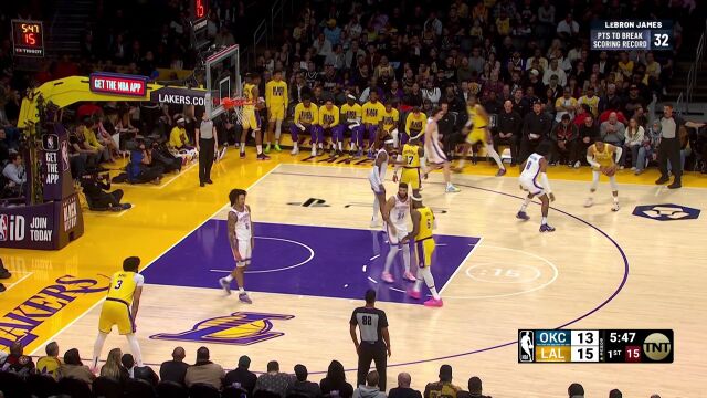 威少人缝间击地送妙传 詹姆斯接球上篮却意外吃一肘子