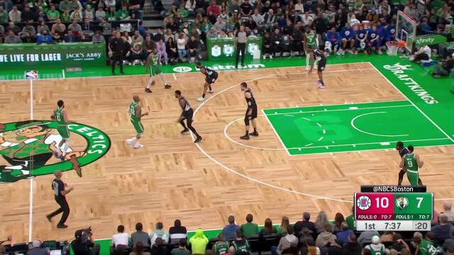 斯马特眼观六路抡锤击地 塔图姆顺势起飞双臂暴力砸扣