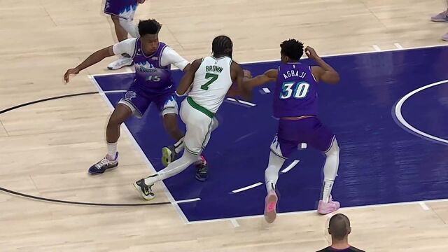 变向突破惊艳全场 布朗晃开防守长驱直入上篮打进