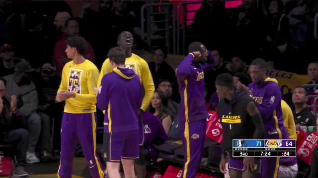 换个方式打三分！比斯利三分不中范德比尔特抢到篮板打进加罚