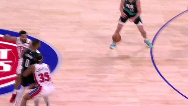 一展逆天天赋！艾维一飞冲天抡起实战大风车灌篮