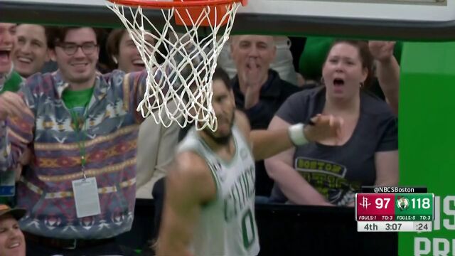 前场接球展翅翱翔 塔图姆面对空篮上演风车暴扣