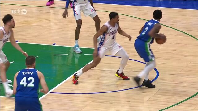 欧文极致脚步甩开防守 突破禁区完成终结