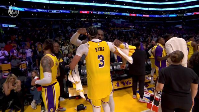 锁定胜局挺近西决！詹姆斯与浓眉赛后紧紧相拥